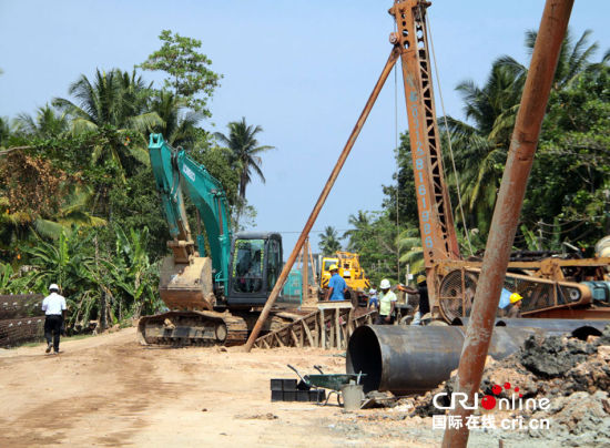 　斯里蘭卡南部鐵路項目施工現(xiàn)場。一臺打樁機正在進行鐵路橋橋墩作業(yè)。(攝影：孫洋)