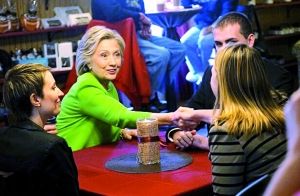 在宣傳片中，希拉里熱情地與三名“普通美國人”交談。