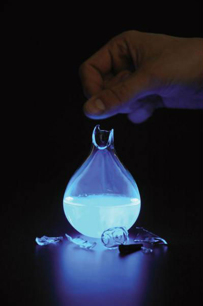 荷蘭藝術(shù)家發(fā)明人血燃料燈，一滴血照亮整間房。圖片來(lái)源：新加坡《聯(lián)合早報(bào)》網(wǎng)站