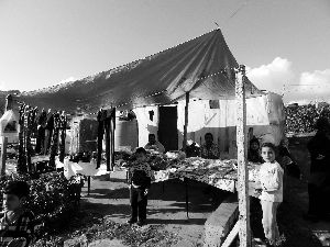 黎巴嫩一敘利亞難民營，難民支起攤鋪賣衣服掙錢。