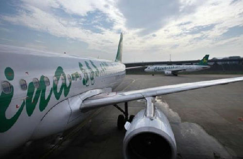 資料圖片：上海虹橋機(jī)場(chǎng)?？康囊患艽呵锖娇湛蜋C(jī)。（圖片來源：路透社）