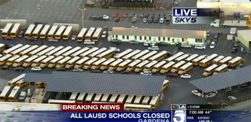 圖：美國(guó)KTLA電視臺(tái)直播畫面顯示，洛杉磯聯(lián)合學(xué)區(qū)校巴已被叫停，家長(zhǎng)被通知暫不能送孩子上學(xué)。