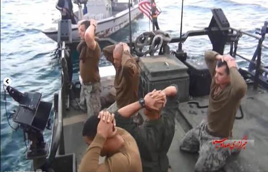 圖為美國(guó)大兵雙手抱頭，跪地道歉。