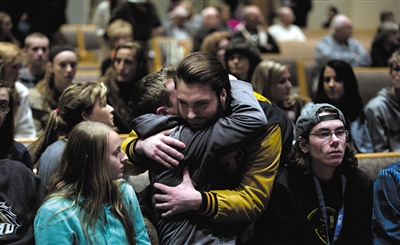 2月21日，美國密歇根州卡拉馬祖縣，連環(huán)槍擊案發(fā)生后，民眾在教堂禱告。