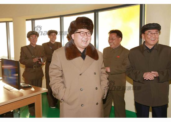 金正恩現(xiàn)場指導(dǎo)工作。