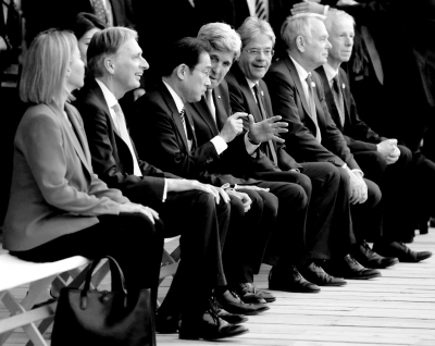 10日，七國(guó)外長(zhǎng)觀看日本傳統(tǒng)歌舞表演期間，美國(guó)國(guó)務(wù)卿克里與日本外相岸田文雄在交頭接耳