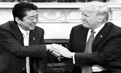 本來來訪者還應(yīng)包括墨西哥總統(tǒng)培尼亞·涅托的。但特朗普簽署行政令稱要在美國和墨西哥之間建墻，還要向墨西哥出口到美國的商品加征20%關(guān)稅的行為惹怒了墨西哥人。