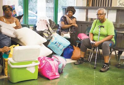 人們在美國佛羅里達(dá)州邁阿密的一個安置點休息。新華社發(fā)