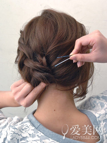 慵懶感小辮子盤(pán)發(fā) 簡(jiǎn)單隨意顯俏皮