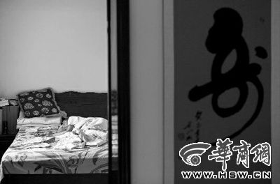 昨日，徐萬發(fā)躺在自家床上，鼻子插著氧氣管 記者張杰攝