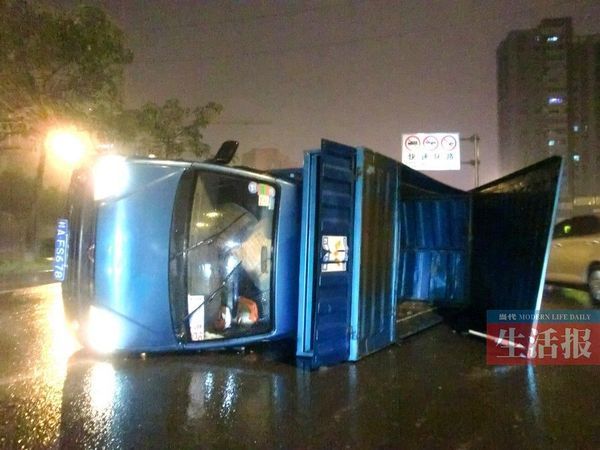 小貨車側(cè)翻現(xiàn)場(chǎng)。
