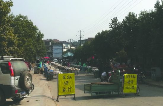 簡陽董家埂鄉(xiāng)，主干道被占道擺酒席