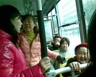 女孩沒(méi)給老太讓座被人批。