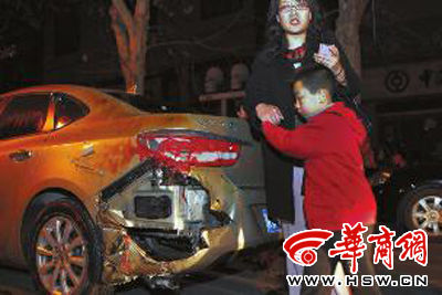 豐慶路226號的足浴店起火殃及樓下車輛，一個(gè)車主將車搶救出來后仍驚魂未定