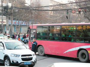 一個多小時，除了短暫的休息，郭師傅一直在車流中舉著木棍 圖片由市民孫先生提供