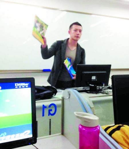 讓甘麟翰爆紅的，就是這張商學(xué)院大一學(xué)生在課堂上拍攝的照片。