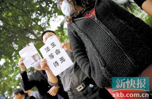 　　■昨日，數(shù)十位二胎準(zhǔn)媽媽和家屬來(lái)到省衛(wèi)計(jì)委門前，希望廣東二胎政策盡早出臺(tái)。新快報(bào)記者 孫毅/攝