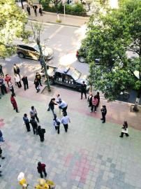 市民提供給賀偉的事發(fā)時(shí)雙方?jīng)_突照片。