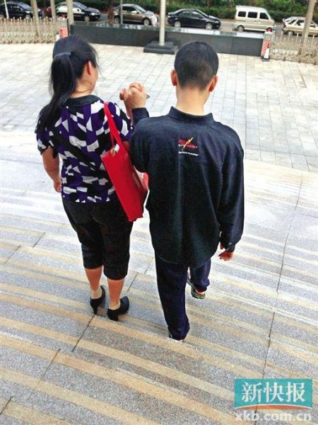 李星兒與媽媽蔣女士牽手走出法院。 新快報記者 張國鋒/攝