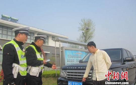 亮假軍官證開套牌路虎 男子編造“舅舅在公安部” 亮假軍官證開套牌路虎 男子編造“舅舅在公安部”