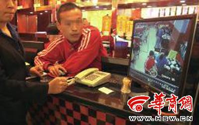 昨日，李女士展示從火鍋店抱回的火鍋，內(nèi)有濕巾