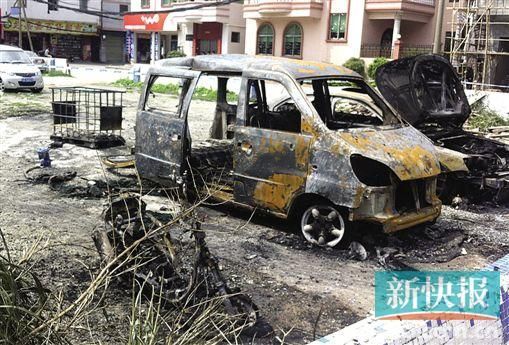 涉事面包車燒剩鐵殼。