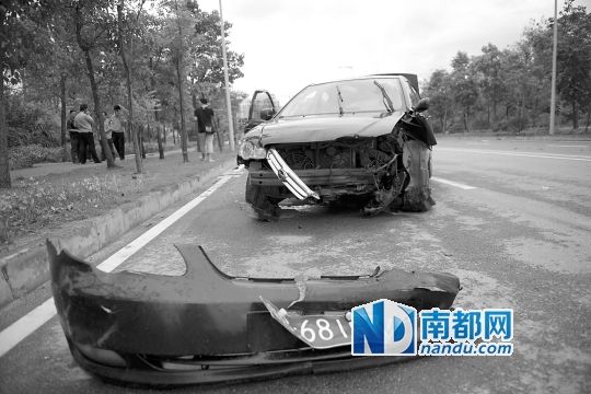 男子搶的比亞迪轎車(chē)車(chē)頭損毀嚴(yán)重。