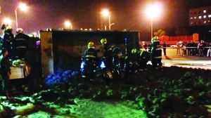 傾瀉而出的泥土堆在路面上 圖片來自網(wǎng)絡