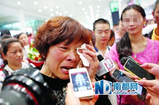 昨日，被拐25年的翁女士(粉紅色衣服者)與生母在深圳機(jī)場(chǎng)見(jiàn)面。