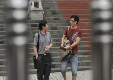 駱嘉文的父親一直陪同。