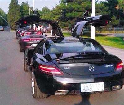 近日，一組“北體大畢業(yè)典禮豪車云集堪比車展”組圖在網(wǎng)絡(luò)爆紅。網(wǎng)絡(luò)截圖