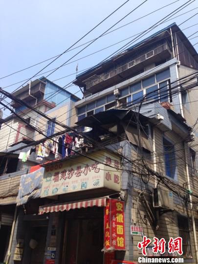 走進(jìn)杭州“柜族”:買(mǎi)不起也租不起房 集裝箱難安放 走進(jìn)杭州“柜族”:買(mǎi)不起也租不起房 集裝箱難安放