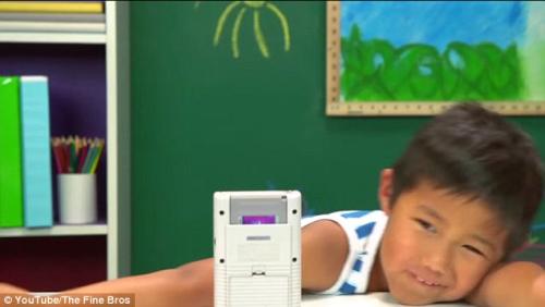 兒童試玩90年代游戲機(jī) 面對(duì)“古董”困惑抓狂 兒童試玩90年代游戲機(jī) 面對(duì)“古董”困惑抓狂