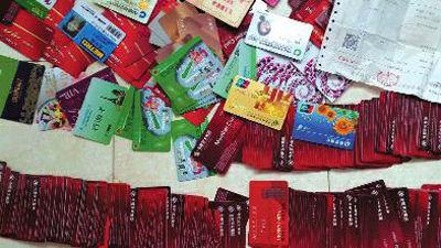 房云云向華商報記者提供的贓物圖片,包括購物卡、銀行卡等