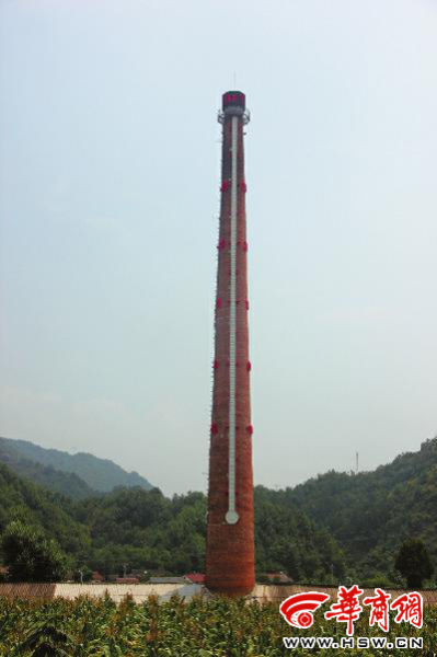 昨日中午，68米高的“溫度計(jì)”最上端，顯示著實(shí)時(shí)溫度