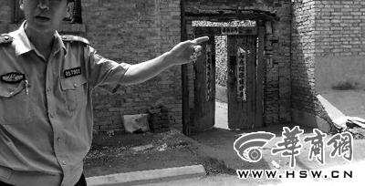 昨日，西安市閻良區(qū)譚家村，警方在孫某家調(diào)查 記者 黃利健 攝