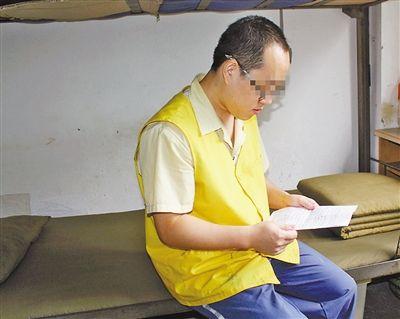 昨天，張文兵在看家書。 記者 鐘耕軍 攝