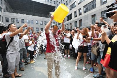 昨日，奇虎360董事長周鴻祎公開展現(xiàn)參加“冰桶”挑戰(zhàn)的“濕身”過程。新京報記者 侯少卿 攝