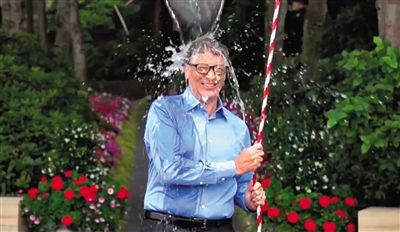 從蓋茨挑戰(zhàn)“冰桶”的視頻中可以發(fā)現(xiàn)微軟最新平板電腦Surface Pro 3的身影，網(wǎng)友稱蓋茨在做公益時還不忘給自家產(chǎn)品做代言。