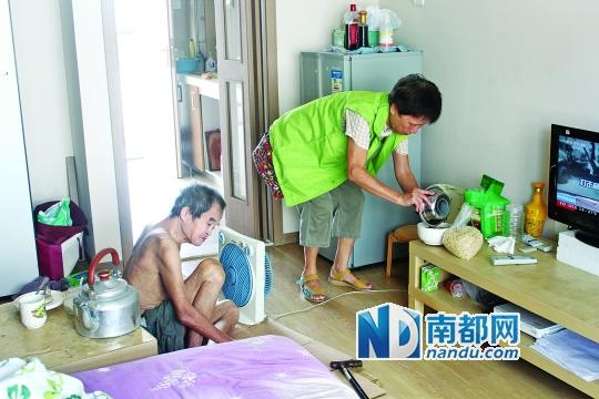 居民徐阿姨去看望何譚送老人，并送去熱湯