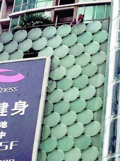 環(huán)亞廣場(chǎng)5樓露臺(tái)上，有一男子揚(yáng)言跳樓。