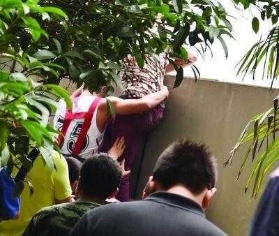 2小時(shí)后，該包工頭終于被抱下來了。