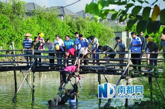 救援人員合力打撈起落水女孩，后經(jīng)醫(yī)護人員確認已經(jīng)死亡。受訪者供圖