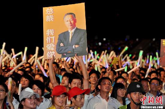 資料圖：2011年深圳富士康舉辦慈善晚會(huì)。