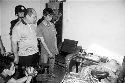 今年8月，我國(guó)內(nèi)地發(fā)生多起單身女性乘坐“黑車”后慘遭車主殺害的案件，被網(wǎng)友稱為“黑色8月”。