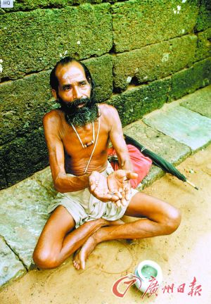 在街旁乞討的乞丐。