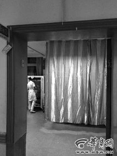 昨晚9時許，急診室簾后，6歲的小女孩靜靜地躺著 記者 卿榮波 攝