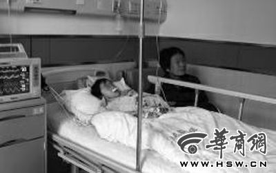 昨日下午，在延長(zhǎng)縣醫(yī)院，外婆守在5歲的黑鈺雅病床前
