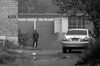 回訪今天上午，小李被困的院子大門緊閉，有人在門口望風