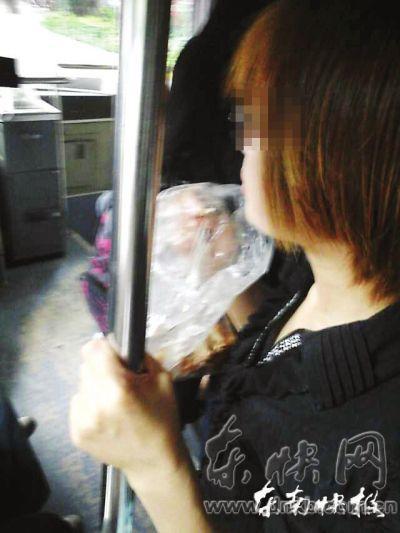 擁擠的公交車內(nèi)，這位姑娘正在嚼螃蟹網(wǎng)友供圖